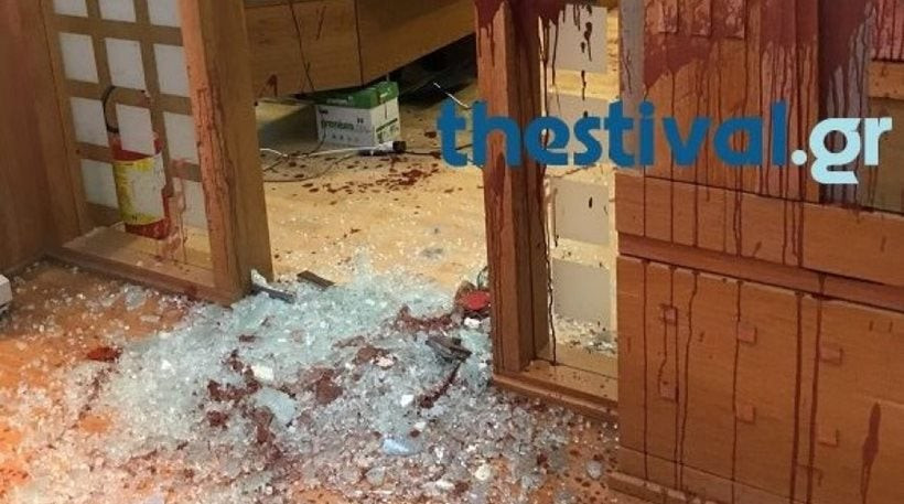 Κι άλλη επίθεση κουκουλοφόρων στη Θεσ/νικη: Tα έκαναν γυαλιά – καρφιά στην πρυτανεία του ΠΑ.ΜΑΚ. – Μετά το ΤV100
